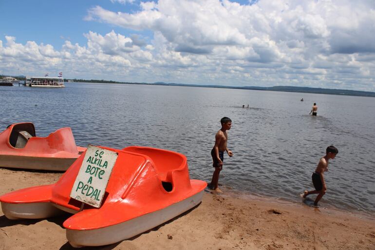 Aunque el agua no es apta para bañistas, los chicos igual ingresan.