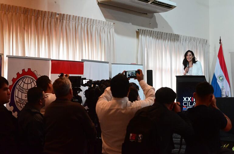 La ministra de Obras, Claudia Centurión, en la presentación del congreso internacional.