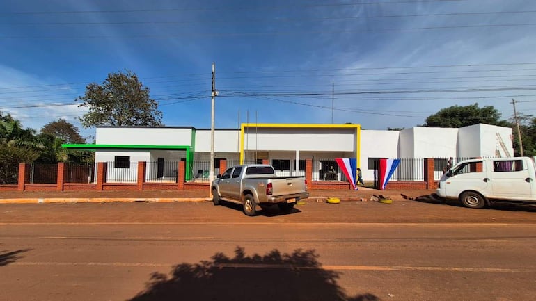 Edificio en construcción con ladrillos y marcos de colores verde y amarillo en un entorno urbano, sin personas visibles. Municipalidad de Edelira, en Itapúa.