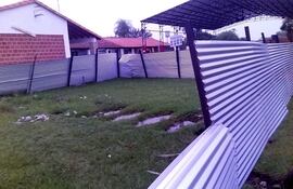 Así se encuentra el sitio donde la empresa Puntal Construcciones debe construir un aula en la escuela San Miguel. Los obreros cercaron el lugar y desde agosto se llamaron a silencio; no sin antes dañar las cañerías que conducen agua a la escuela.