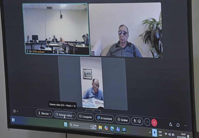 Los policías Fortunato Laspina (arriba a la derecha) y Eusebio Torres Romero (abajo), condenados a 25 años de cárcel, participaron del juicio por medios telemáticos.