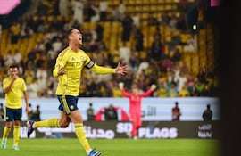 El astro portugués Cristiano Ronaldo dos Santos Aveiro (41 años), celebra uno de los dos tantos para Al-Nassr ante Al-Hazen.