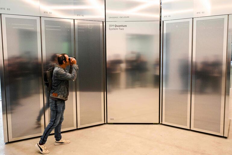 Un fotógrafo toma una fotografía del ordenador cuántico IBM Quantum System Two durante su inauguración en el Centro de Computación Cuántica IBM-Euskadi en la sede de la Fundación Vasca para la Ciencia Ikerbasque en la ciudad vasca española de San Sebastián