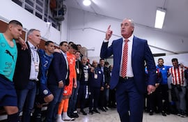 El seleccionador albirrojo, Gustavo Alfaro encabezando la charla motivacional en el vestuario de la selección paraguaya de fútbol.