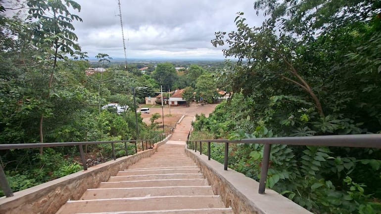 Desde la escalinata del Cerro Perõ se puede observar el casco urbano de la ciudad de Paraguarí.