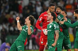 El ofensivo paraguayo Maurício Magalhães Prado celebra con sus compañeros tras la victoria en la tanda de penaltis durante el partido de vuelta de los cuartos de final de la Copa Libertadores entre la Liga de Quito (Ecuador) y el Palmeiras (Brasil) en el estadio Rodrigo Paz Delgado, en Quito.