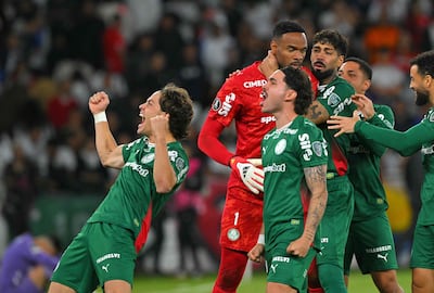 El ofensivo paraguayo Maurício Magalhães Prado celebra con sus compañeros tras la victoria en la tanda de penaltis durante el partido de vuelta de los cuartos de final de la Copa Libertadores entre la Liga de Quito (Ecuador) y el Palmeiras (Brasil) en el estadio Rodrigo Paz Delgado, en Quito.
