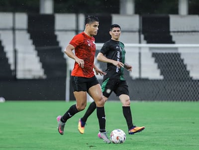 Lorenzo Antonio Melgarejo (35 años) traslada el balón ante la mirada de César Villagra (37).