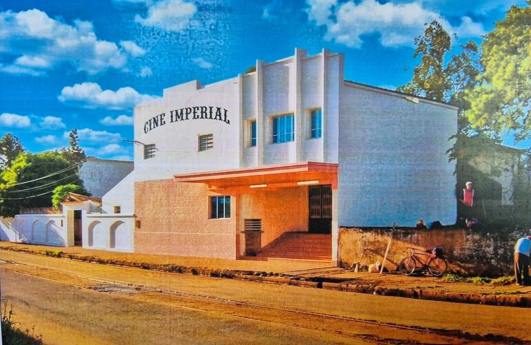 Edificio del Cine Imperial que funcionó en Encarnación hasta la década de los 80.
