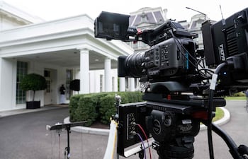 Una cámara de televisión apunta a la Ala Oeste de la Casa Blanca en Washington. El presidente de EE. UU., Donald Trump, prohibió a los medios de comunicación CNN, MSNOW y Politico el acceso, acusándolos sin dar detalles de informar "ficción y mentiras".