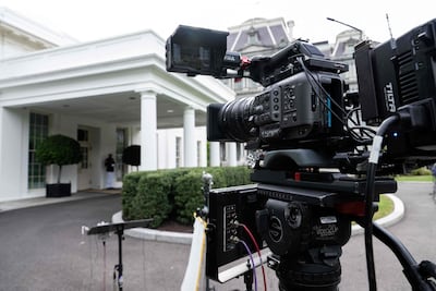 Una cámara de televisión apunta a la Ala Oeste de la Casa Blanca en Washington. El presidente de EE. UU., Donald Trump, prohibió a los medios de comunicación CNN, MSNOW y Politico el acceso, acusándolos sin dar detalles de informar "ficción y mentiras".