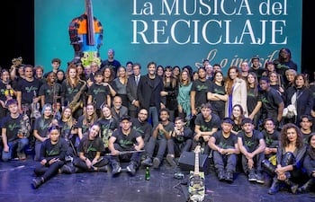 La Orquesta de Instrumentos Reciclados de Cateura junto a “La Música del Reciclaje” de Ecoembes.