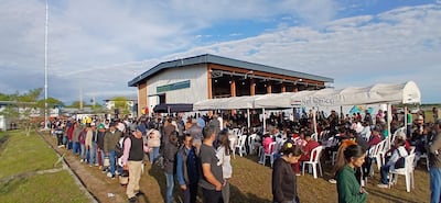 Miles de personas asisten al predio del Puerto de Pilar, para atención médica gratuita que ofrece la Armada Paraguaya.