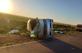 Vuelco de vehículo deja dos fallecidos y cinco heridos en Paraguarí.