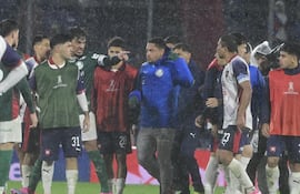 Cruce entre los paraguayos Gustavo Gómez de Palmeiras y Víctor Gustavo Velázquez de Cerro Porteño, tras el duelo de vuelta de octavos de final de la Copa Libertadores.