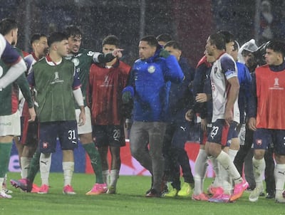Cruce entre los paraguayos Gustavo Gómez de Palmeiras y Víctor Gustavo Velázquez de Cerro Porteño, tras el duelo de vuelta de octavos de final de la Copa Libertadores.