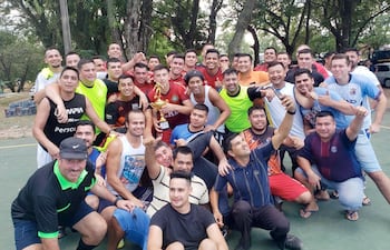 Ronaldinho Gaúcho accedió a tomarse fotografías con los presos y policías que jugaron un torneo interno en la Agrupación Especializada.