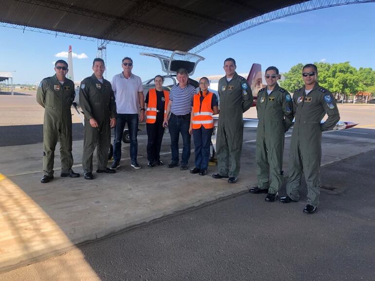 Pilotos de la Fuerza Aérea Paraguaya realizaron cinco vuelos, para probar la aeronave Wega 180.
