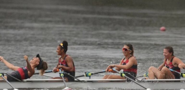 Ale Alonso (tercera de la derecha) festeja junto a sus compañeras la victoria de Flamengo en Río de Janeiro.