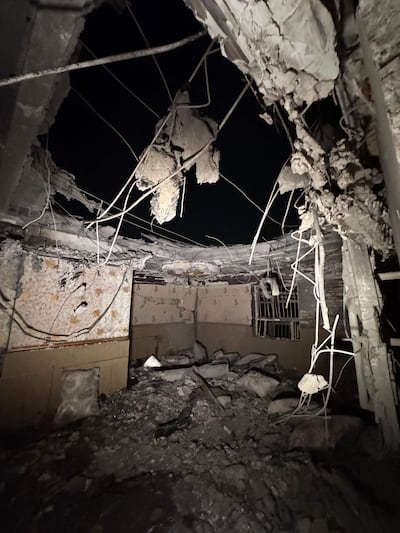 En esta imagen obtenida por la AFP de la agencia de noticias iraní Tasnim se observa un edificio destruido en el lugar de un ataque nocturno en Kuhestak, condado de Sirik, en la provincia meridional iraní de Hormozgan