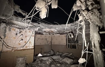 En esta imagen obtenida por la AFP de la agencia de noticias iraní Tasnim se observa un edificio destruido en el lugar de un ataque nocturno en Kuhestak, condado de Sirik, en la provincia meridional iraní de Hormozgan