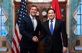 El presidente de Paraguay, Santiago Peña (i), posando junto al secretario de Estado de Estados Unidos, Marco Rubio, durante un encuentro este jueves, en Washington (EE.UU.).