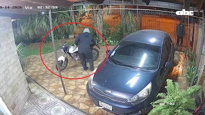 Captura de video del momento en que se roban una de las motos recuperadas por la Policía en Villa Elisa.