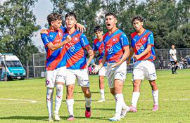 Los azulgranas festejando la victoria de 4-1 ante su tradicional rival