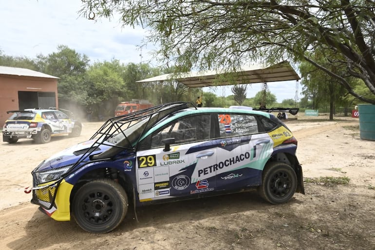 Los autos del Campeonato Nacional de Rally realizan la instalación del GPS en la Terminal de Ómnibus de la ciudad de Mariscal Estigarribia, cabecera del Rally del Chaco 2026.