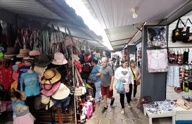 Cientos de turistas de compras provenientes de la Argentina llegan a Alberdi para hacer sus compras.