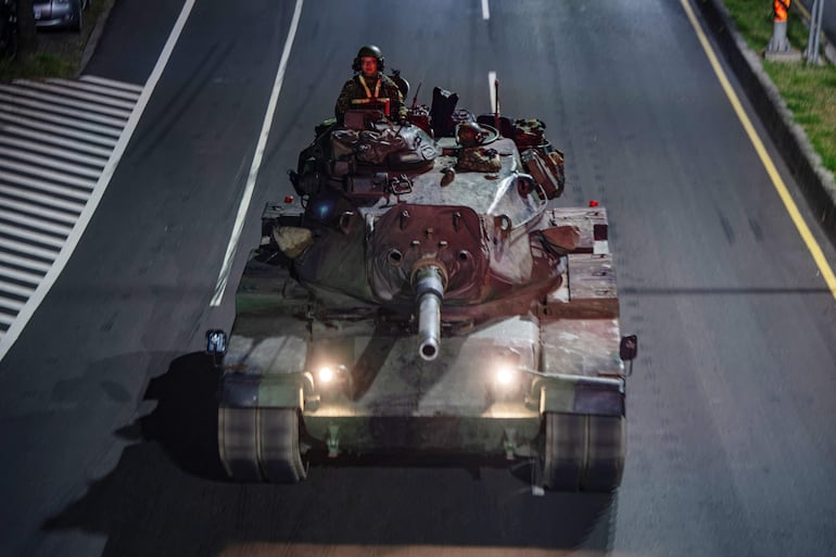 Un tanque desplegado en la ciudad de Taichung durante el ejercicio Han Kuang.