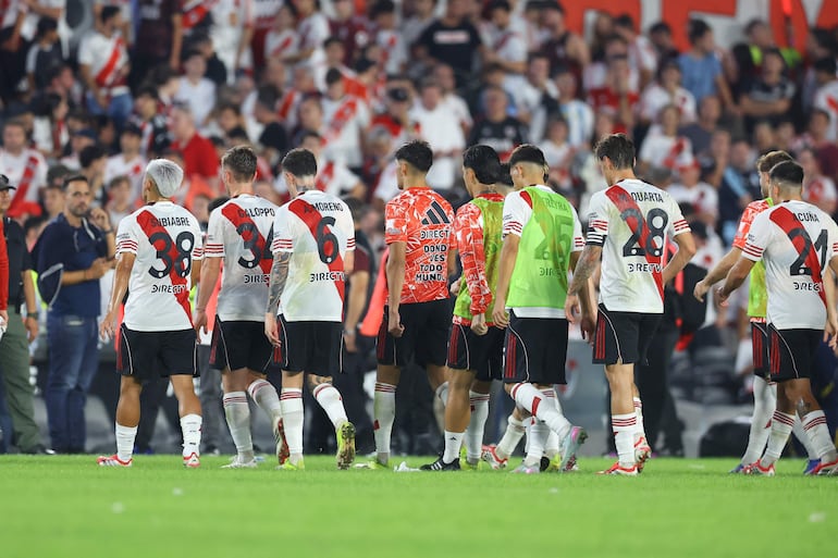 Los jugadores de River Plate se retiran decepcionados del Momunental, tras caer en propia casa ante Boca Juniors.