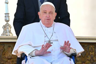 El papa Francisco hace un gesto desde su silla de ruedas en la plaza de San Pedro mientras se prepara para dirigir el rezo del Ángelus en el Vaticano hoy.