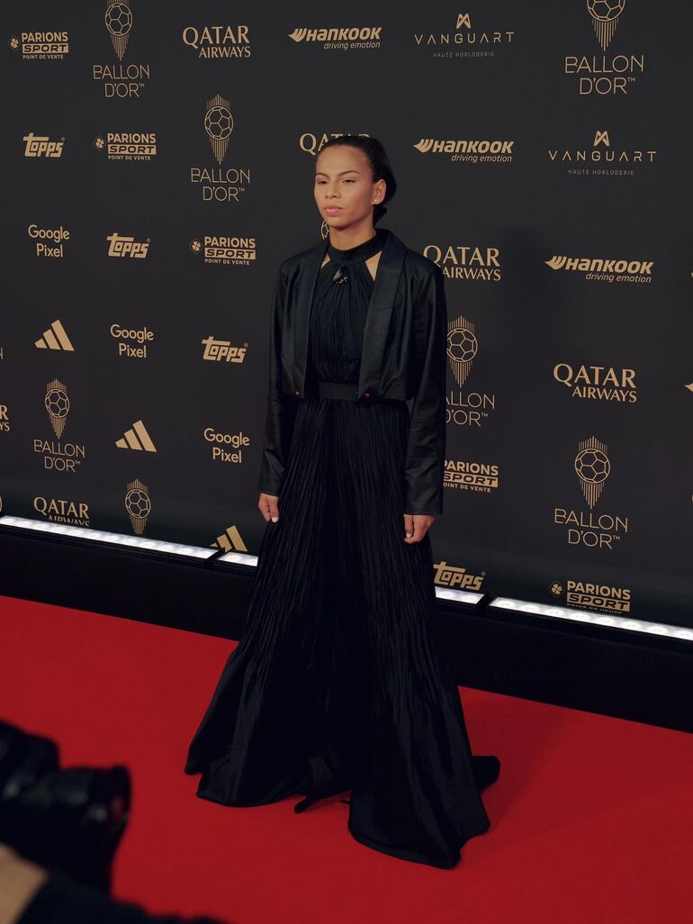 La paraguaya, Claudia Martínez llegando a la gala del Balón de Oro, en el teatro Châtelet, en París.