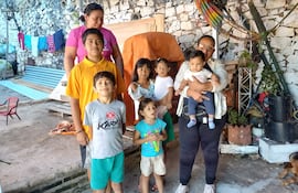 Seis de los ochos hijos de la mujer fallecida en Bolivia en un grave accidente, con las tías Eli y Teodora Amarilla.