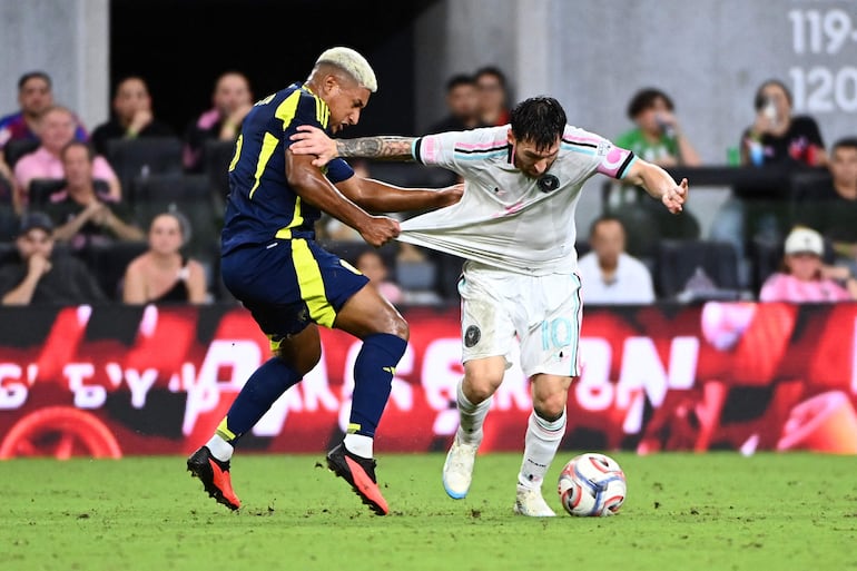 Lionel Messi, dorsal número 10 del Inter Miami CF, controla el balón mientras sufre la presión de Bryan Acosta, dorsal número 6 del Nashville SC, durante el partido de la MLS entre el Inter Miami CF y el Nashville SC en el Miami Freedom Park.