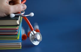 Imagen ilustrativa: libros y un estetoscopio.