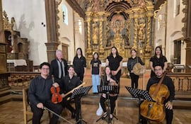 El maestro Luis Szarán con músicos de Sonidos de la Tierra.