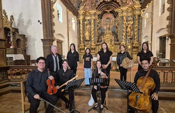 El maestro Luis Szarán con músicos de Sonidos de la Tierra.
