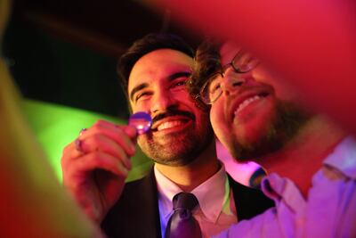 Zohran Mamdani (con corbata), alcalde electo de Nueva York, posa con un simpatizante.