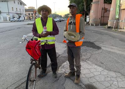 Trabajadores indios, de camino a los campos en la provincia agrícola de Latina. Antes del amanecer, Shoda, un joven indio de 29 años, sale en bicicleta para ir a trabajar en el campo en Latina, una importante provincia agrícola en el sur de Roma y una de las más productivas de Italia. Es uno de los muchos migrantes explotados como mano de obra barata en la zona, la gran mayoría, según los sindicatos.