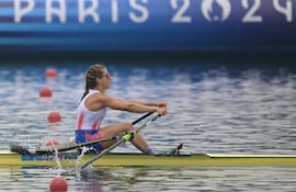La remera paraguaya Alejandra Alonso en la Final D del remo individual femenino de los Juegos Olímpicos París 2024 en el Vaires-sur-Marne Nautical Centre, en Vaires-sur-Marne, Francia.