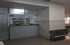 Interior de la farmacia del IPS, con mostrador y estanterías llenas de productos, sin personas visibles.
