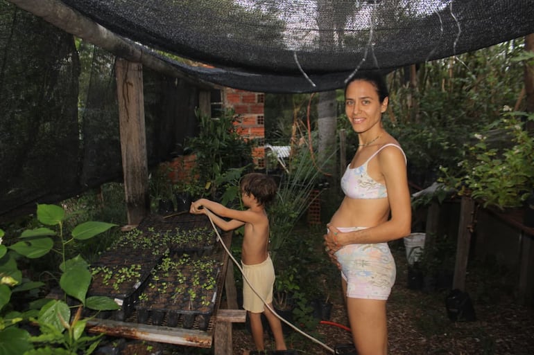 Fiorella Migliore comparte tiernos momentos junto al pequeño Elio en su huerta familiar.