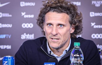 El exfutbolista Diego Forlán habla durante su primera conferencia de prensa tras haberse convertido en el nuevo seleccionador de la selección sub-20 de Uruguay y de la absoluta de manera interina.