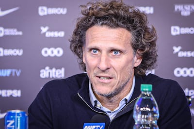 El exfutbolista Diego Forlán habla durante su primera conferencia de prensa tras haberse convertido en el nuevo seleccionador de la selección sub-20 de Uruguay y de la absoluta de manera interina.