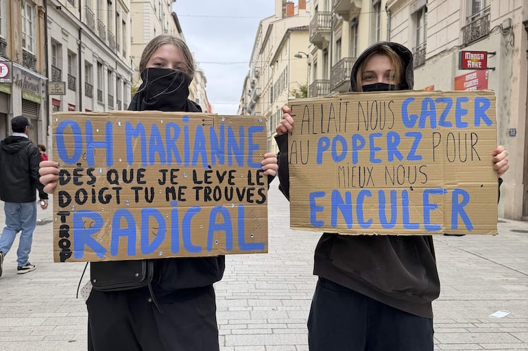 Las protestas contra el encarecimiento de la vida celebradas este sábado en Francia estuvieron acompañadas de enfrentamientos entre grupos violentos y fuerzas del orden, incendios y daños o asaltos en edificios públicos y comercios en ciudades como París, Marsella (sur), Lyon (sureste
