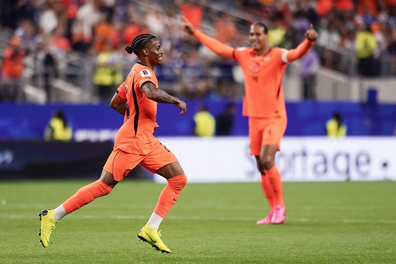 El delantero de Países Bajos, Crysencio Summerville, celebra tras anotar el segundo gol de su equipo durante el partido de fútbol del Grupo F de la Copa Mundial 2026 entre Países Bajos y Japón en el Dallas Stadium.