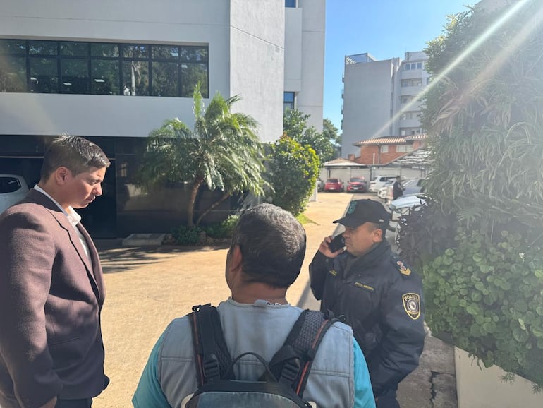 MEF cierra sus puertas a la prensa, mientras se desarrolla reunión con farmacéuticas