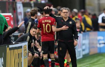 El entrenador Gerardo Martino, en su ciclo anterior junto al paraguayo, Miguel Almirón.
